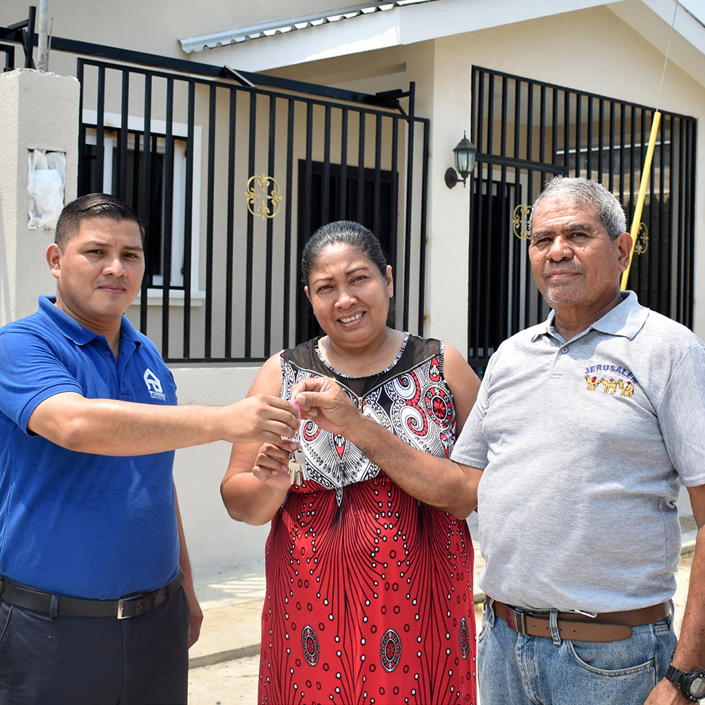 testimonio 3 constructora torres clientes satisfechos felices